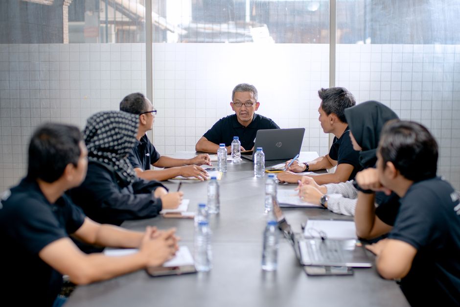 Tim za sastolom raspravlja o projektu